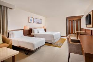 普吉镇The Westin Siray Bay Resort & Spa, Phuket的酒店客房配有两张床和一张书桌