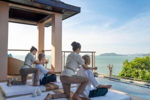 普吉镇The Westin Siray Bay Resort & Spa, Phuket的一群在游泳池边做瑜伽的女性