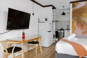 瑟尔m hotel的一间卧室配有一张床、一张桌子和一台电视。