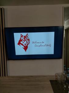 布朗沃尔夫2号酒店的墙上挂着狼标志的电视