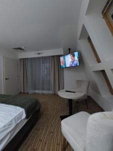 布朗沃尔夫2号酒店的酒店客房设有一张床和墙上的电视