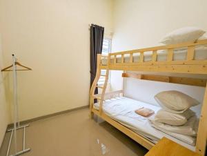 巴淡岛中心Lovina B2/12A at Ansley Park Spacious+Netflix的一间卧室配有两张双层床。