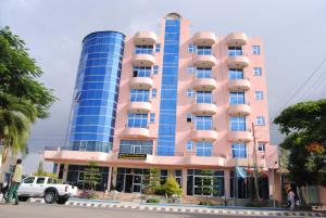 阿克苏姆Yaredzema International Hotel的蓝色的粉红色高楼