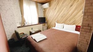 津山市津山选择酒店的酒店客房设有床和窗户。