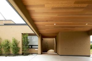 牧之原Villa Revo Shizuoka Japan的植物屋中的木制天花板