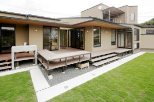 牧之原Villa Revo Shizuoka Japan的一座带甲板和草坪的房屋