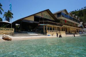 波尔多·格尼拉Lalaguna Beach Club & Dive Centre的海边的建筑