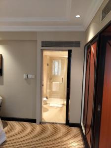 班加罗尔圣马可酒店 的客房设有带卫生间和淋浴的浴室。