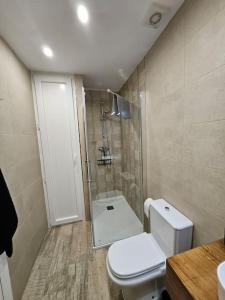CollanzoCasita con encanto的浴室配有白色卫生间和淋浴。