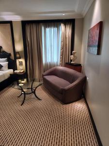 班加罗尔圣马可酒店 的一间客厅,客厅内配有沙发