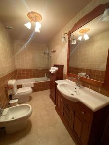 仕格莱Casa los 8 caños的浴室设有2个水槽、卫生间和镜子。