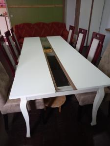 布尔奇科Arthur 3的一张桌子和两把白色的桌子