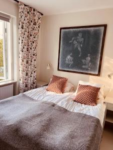 BurgsvikGåsen Out的卧室配有一张床,墙上挂有绘画作品