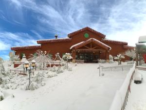 埃尔比勒Korek Mountain Resort的前面的地面上积雪的建筑