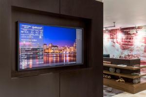 德斯普兰斯芝加哥奥黑尔万怡酒店的墙上的平面电视