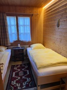 哈布凯恩Chalet Kuckuk的一间卧室设有两张单人床和一个窗户。
