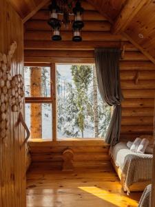 KhuloCottage farvana的小木屋内一间卧室,带窗户