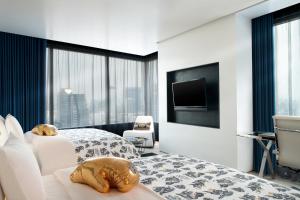 曼谷曼谷 W 酒店 的酒店客房设有两张床和一台平面电视。