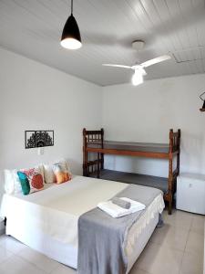 特林达德PANTAI Casa e Pousada的一间卧室设有一张床和天花板