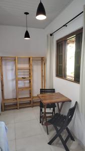特林达德PANTAI Casa e Pousada的木桌和椅子