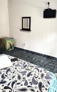 特林达德PANTAI Casa e Pousada的一间卧室配有一张图案床,位于地板上