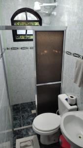 特林达德PANTAI POUSADA的一间带卫生间和水槽的浴室