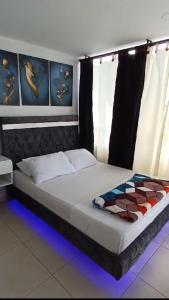 亚美尼亚Arboleda Real Hospedaje的客房内的一张床位