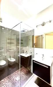 里米尼Hotel Cuba Aeroport Restaurant的一间带两个水槽和玻璃淋浴间的浴室