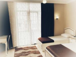 亚洛瓦瑟莱夫酒店的一间卧室设有两张床和窗户。