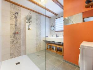 莱索尔Le Grand Lieu / Les Orres的带淋浴和盥洗盆的浴室