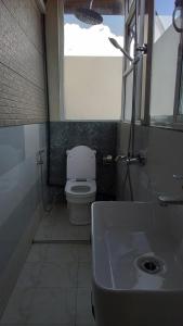 康提Royal Retreat Kandy的一间带卫生间、水槽和窗户的浴室
