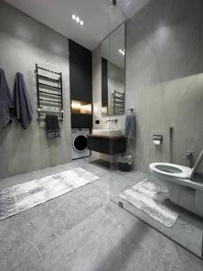 YalanghochCialkovsky new and modern Apt !的一间带水槽、卫生间和淋浴的浴室