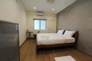 波普托ZAYN Samui Hotel的一间卧室配有一张带白色床单的床和一扇窗户。