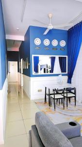 斯里伊斯兰德Homestay By MSH的一间设有桌子和蓝色墙壁的用餐室