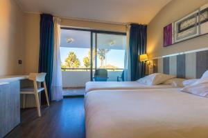 利亚内斯帕尔马利亚内斯酒店的酒店客房设有两张床和一个阳台。