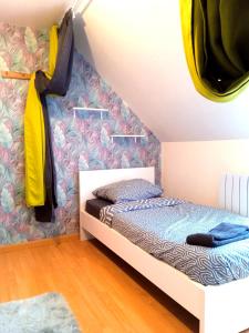 塞纳河畔罗米伊Élégante maison centre Romilly的一间卧室设有一张床和鲜花墙
