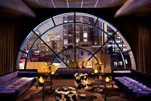 芝加哥Thompson Chicago, by Hyatt的大型客房设有沙发和大窗户