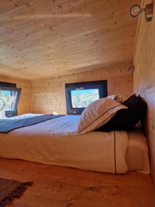 楼尔Location Tiny House Loule的小木屋内一间卧室,配有一张床