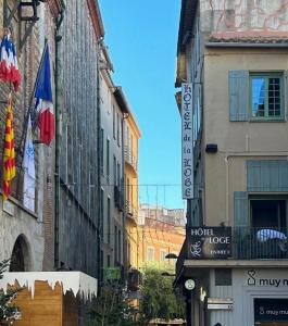 佩皮尼昂小屋酒店的城市中拥有建筑物和旗帜的街道