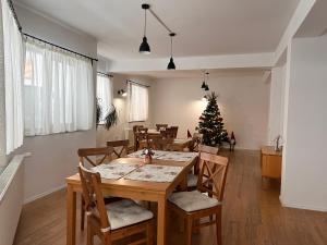 布朗Villa NOVA Cozy and Modern -5 min from center的一间设有桌子和圣诞树的用餐室