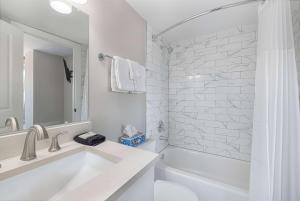 华盛顿Georgetown Residences by LuxUrban的白色的浴室设有水槽和浴缸。