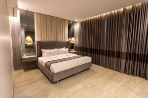 塔伊夫Arayik Resort的一间卧室设有一张床和一个大窗户