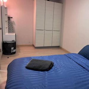 北革2Bedroom, WiFi, washing machine and small kitchen的一间卧室配有一张蓝色的床,上面有一条黑色毛巾