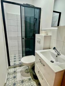 沙勒罗瓦Studio comfortable charleroi的浴室配有卫生间、盥洗盆和淋浴。