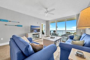 巴拿马城海滩Majestic Beach Towers 2-1701的客厅配有蓝色的沙发和电视