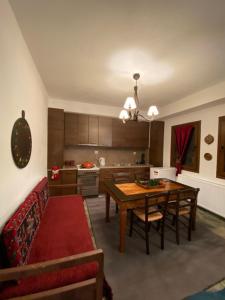 阿尼利奧迈措翁La casa Varsani的一间带桌子的客厅和一间厨房