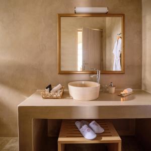 费拉Aliter Suites的一间带水槽和镜子的浴室