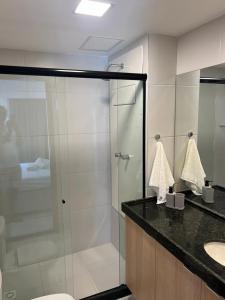 嘎林海斯港Makia beach Experience的一间带玻璃淋浴和水槽的浴室