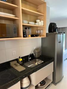 嘎林海斯港Makia beach Experience的厨房配有水槽和冰箱