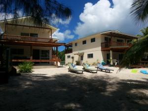 拉罗汤加瓦伊亚库拉度假屋的一个带躺椅的度假村和一座建筑